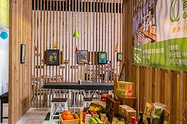 木柵隔欄上掛的是新銳藝術家作品，來此不僅可以品嚐美食，也可細細欣賞藝術品。