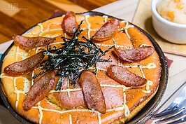 德式香腸起司熱鍋鬆餅。