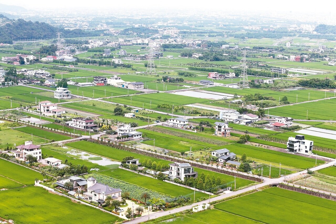 為了解決農舍亂象,內政部和農委會修正「農業用地興建農舍辦法」,未來農舍的起造人和購買農舍的承受人,都必須是農民,也就是不具備農民身分就不能蓋農舍、不能買農舍,但「繼承」不在此限,真正落實農地農用。 記者蘇健忠/攝影