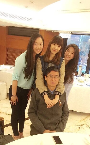 馬西屏與女兒(後中)與姪女們的合照。(取自馬西屏臉書粉絲團)