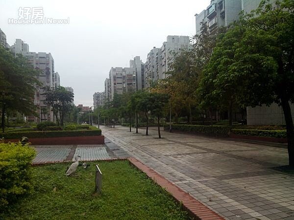 4「松山新城」最大特色就是有個偌大中庭花園。