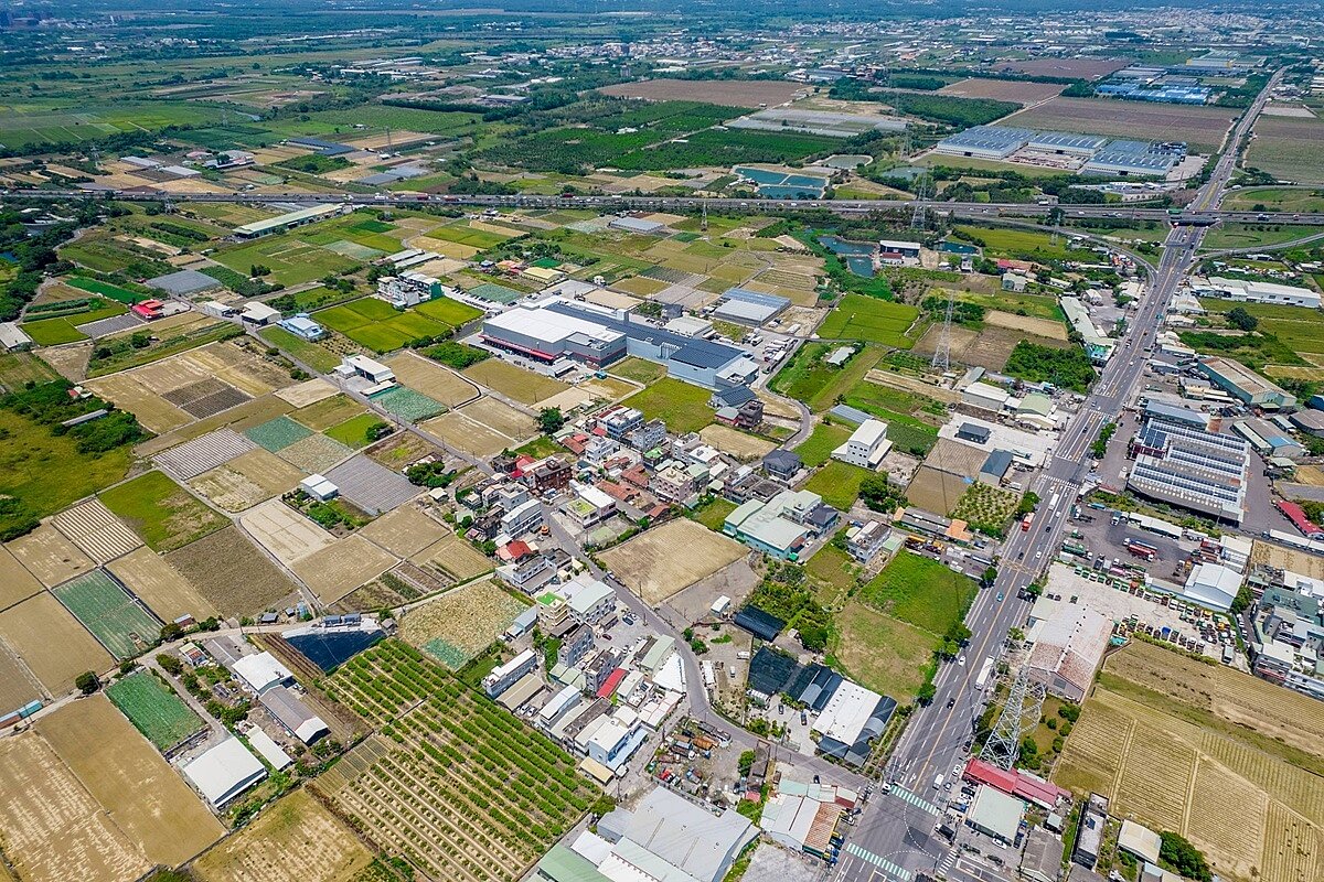 高雄市府結合半導體科技產業發展動能與大眾運輸導向發展（TOD）策略，逐步打造路竹成為宜居、宜業兼具的智慧新城。圖／高雄市政府提供
