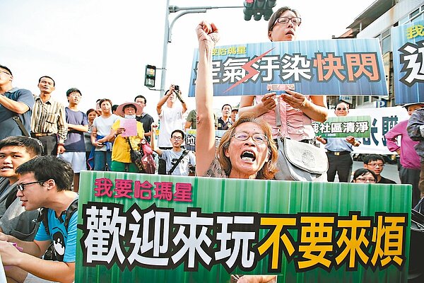 高雄市哈瑪星一帶常有許多遊覽車進出;居民和中山大學師生昨天下午阻街抗議,憤怒的居民一度坐在馬路中間癱瘓交通。 記者程宜華、楊濡嘉/攝影