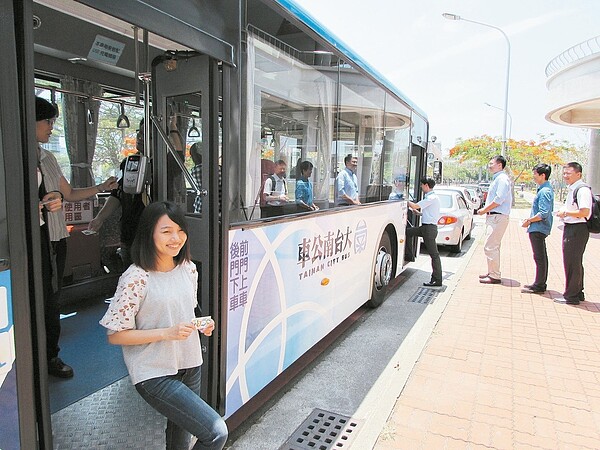 台南市公車將從明天開始實施乘客「前上後下」分流，上、下車都須刷卡，預計每個停靠站可節省一半的等待時間。 記者鄭維真／攝影