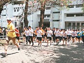 屏女雨豆路跑　200學生完賽