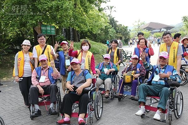 永慶房產志工伴花蓮獨居老人遊動物園