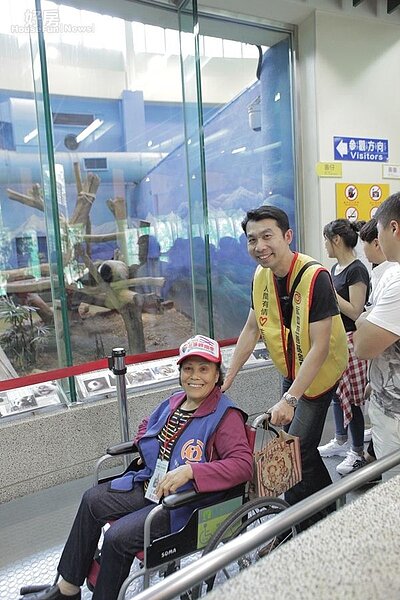 永慶房產志工伴花蓮獨居老人遊動物園
