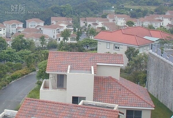 2大台北華城屬於新北市高級別墅聚落區,由許多建設公司分別開發。