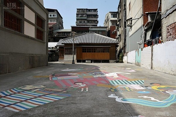 市定古蹟新富市場就在熙來攘往的小巷內,人情味相當濃厚。(好房網News記者陳韋帆攝)