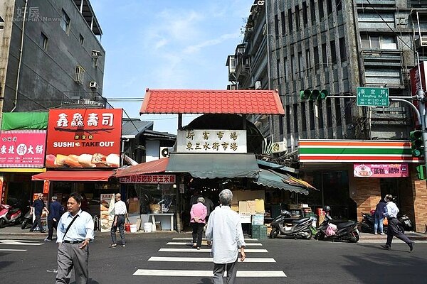 市定古蹟新富市場就在熙來攘往的小巷內,人情味相當濃厚。(好房網News記者陳韋帆攝)