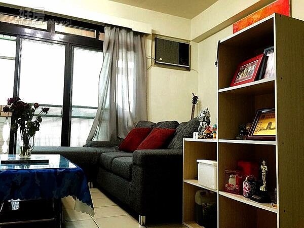 4.利晴天現在住的是三房兩廳兩陽台的公寓,客廳大概有十坪。