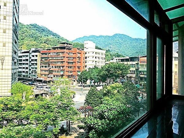 5.往窗外望去就是一片綠地,感覺很舒服,也很適合利晴天帶愛犬金旺出去散步。