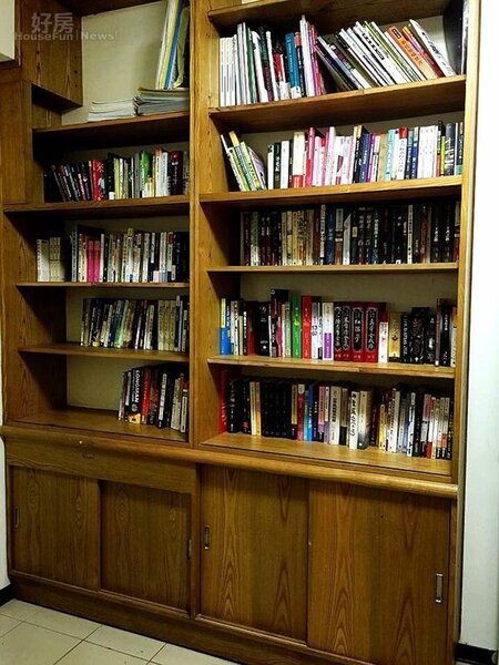 
7.當初會喜歡這間房子，是因為它有一個整面牆特別訂製的書櫃！