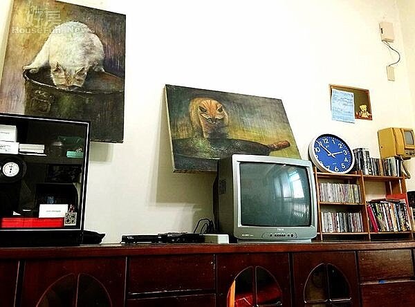 8.因為妹妹是學藝術的,利晴天很喜歡妹妹的作品,因此家中隨處都可看見畫作。