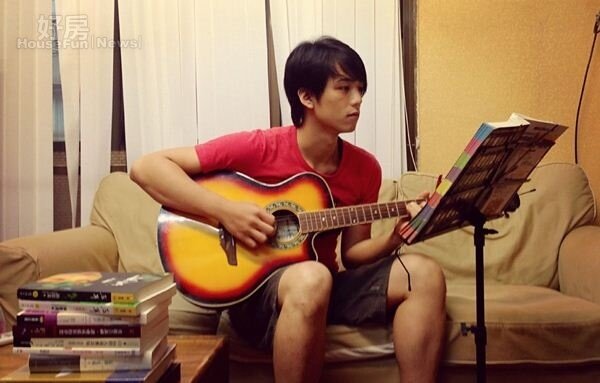
2.因為想要培養演戲節奏，利晴天開始學吉他，也常在家中練習。