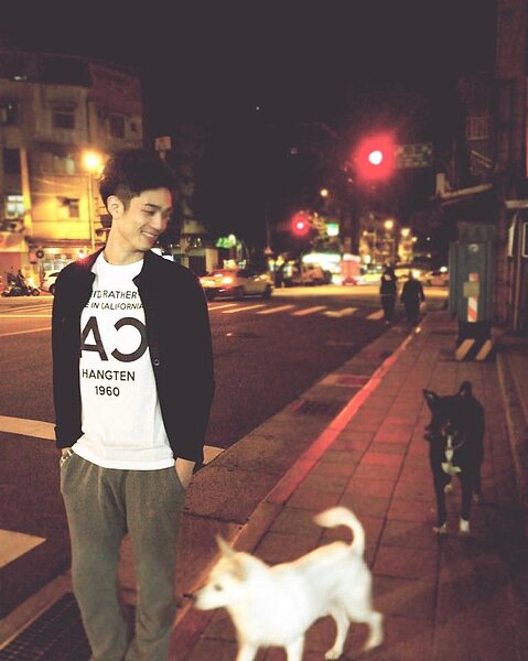 悠哉地帶金旺出門散步,給利晴天小小的幸福感。(取自利晴天臉書)