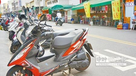 永康人口多、但停車位卻無法反映人車繁多,造成大專院校學生與社區居民爭搶停車空間。(曹婷婷攝)