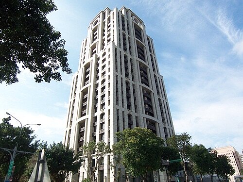 「元大一品苑」,因為鄰近捷運小南門站,有相當好的交通條件,目前行情落在每坪150~180萬元。