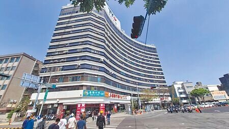 
陳姓男子偽造租約，住在台南市國賓大樓內套房，一住2、3年竟無人發覺，直到屋主返家處理大樓管理費才發現報警。（程炳璋攝）
