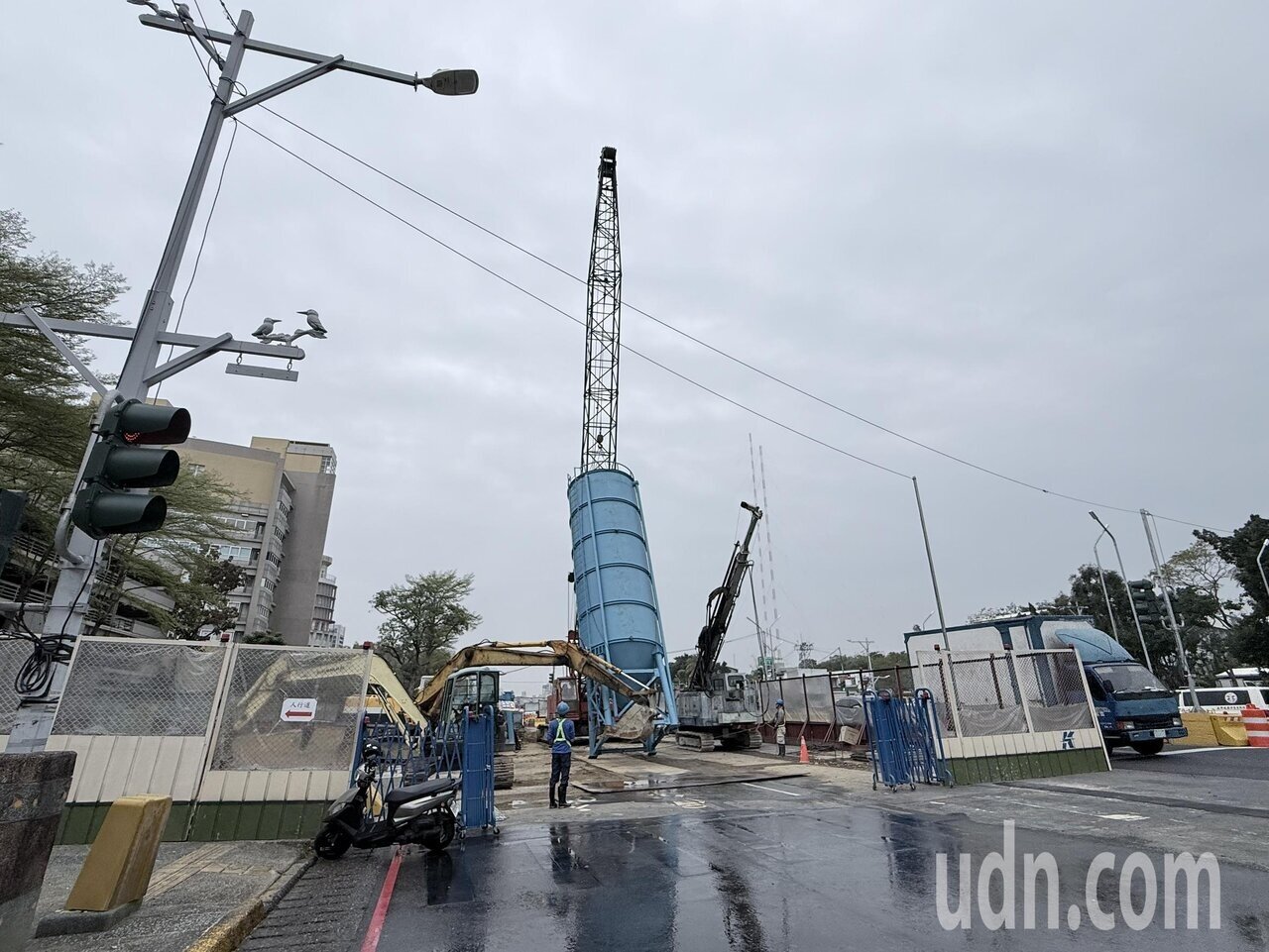 高雄捷運黃線Y5站位在澄清路、圓山路口，近日啟動東側連續壁施工後，因工區位在澄清路上，影響正修科大師生、長庚醫院就醫民眾通行。記者宋原彰／攝影 