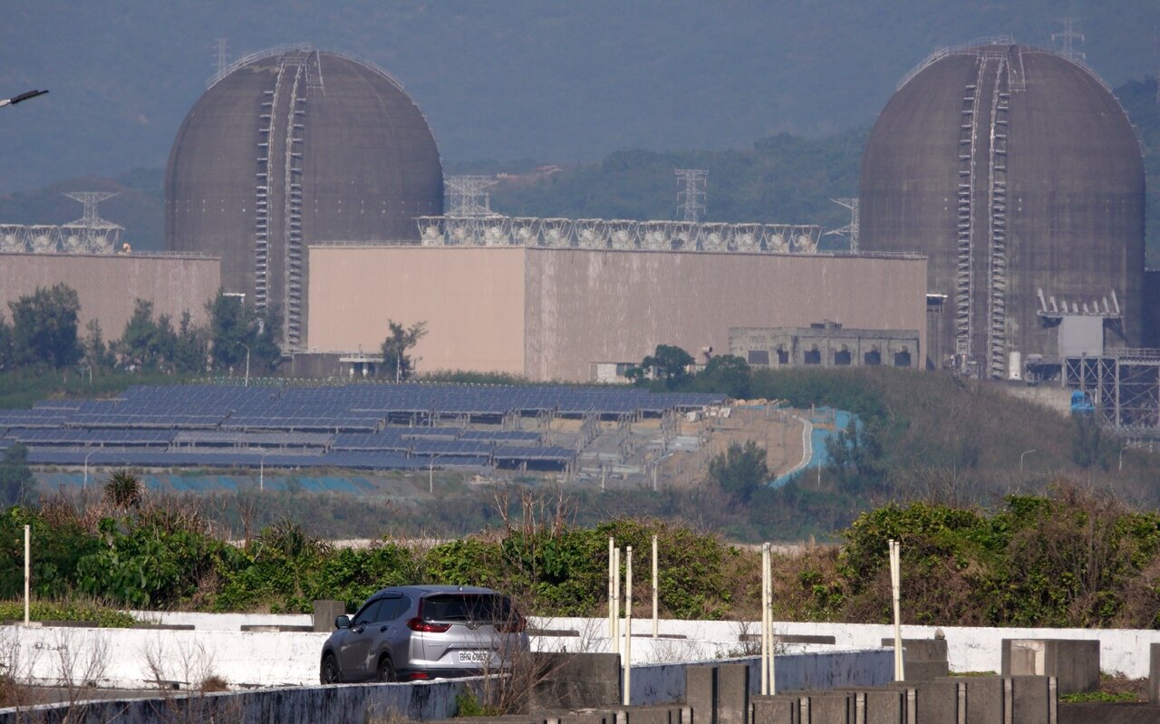 經濟部去年底已核定台電核電廠現況評估報告，確定核二、核三具重啟可行性，核三現已進行自我安全檢查，核二因須先移除反應爐燃料棒，預估在明年中啟動自我安全檢查，台電表示，現也開始與核二原廠奇異公司洽談。 