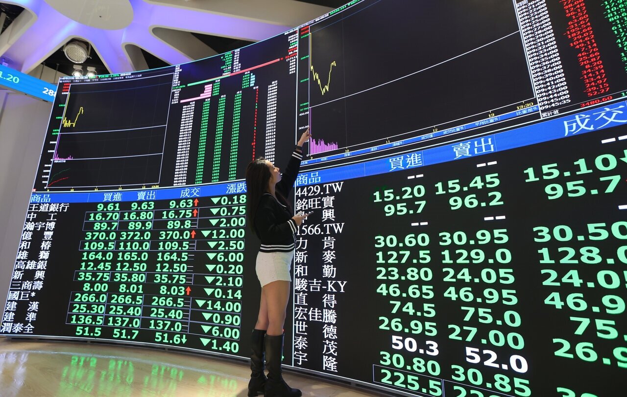 PTT熱議股市震盪投入策略，原PO推崇定期定額且資金勿閒置，卻因「精準抄底仍輸定期定額」一說引發網友針對邏輯與市場盲點的激烈論戰。記者曾學仁／攝影 