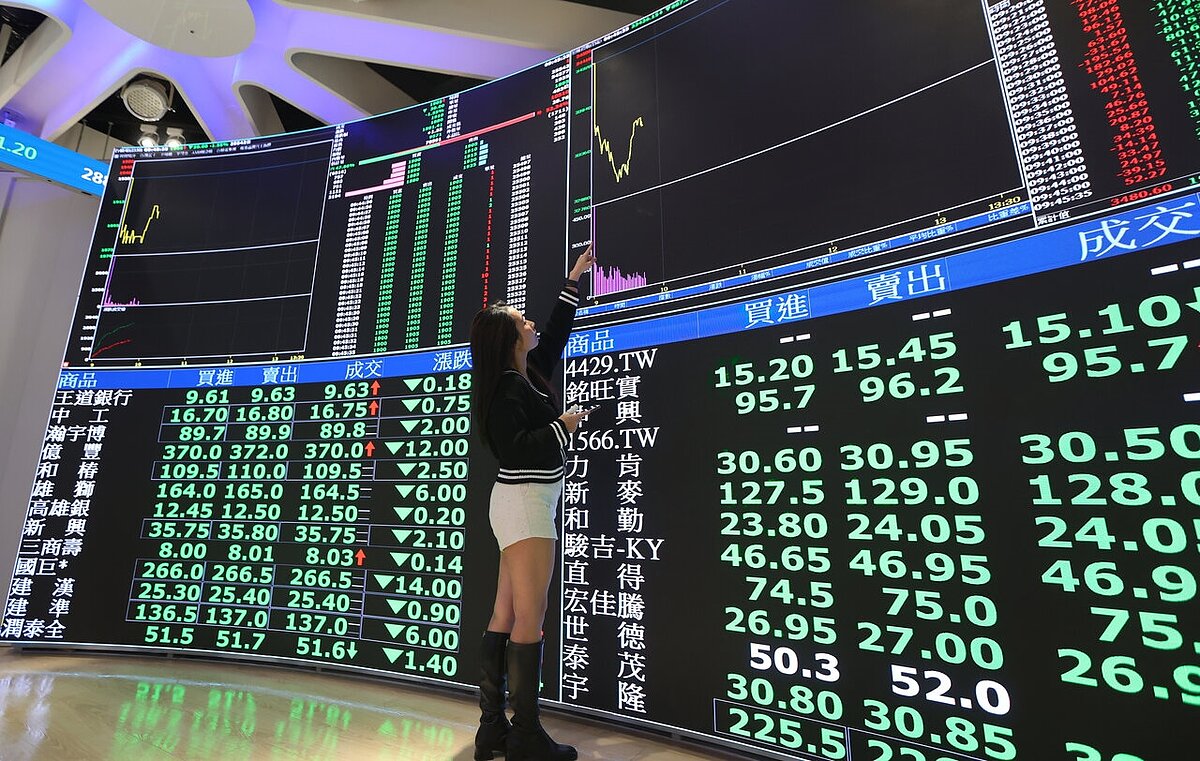 PTT熱議股市震盪投入策略，原PO推崇定期定額且資金勿閒置，卻因「精準抄底仍輸定期定額」一說引發網友針對邏輯與市場盲點的激烈論戰。記者曾學仁／攝影 