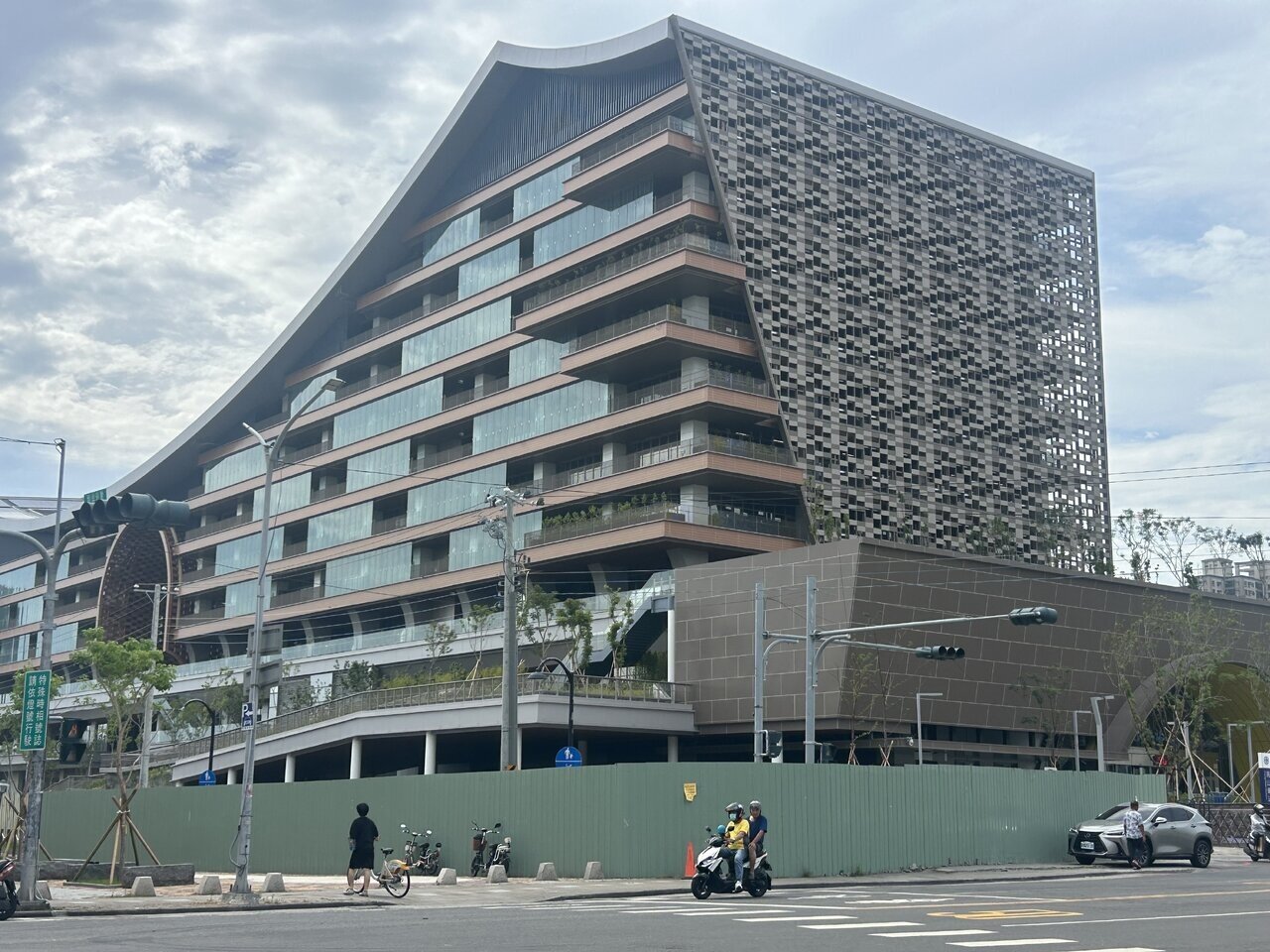 台鐵斥資廿五億元打造鳳山車站為「空中鳳城」，四度招商流標。圖／聯合報系資料照片 