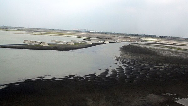 高雄下周暫不實施第三階段限水，但高屏堰逕流量仍低，攔沙壩附近沙洲浮現。 記者王昭月／攝影