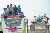 尼泊爾首都湧出城潮　擠滿車頂拚命要返鄉