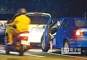 開車門不看來車 嚇人！　交通部擬開罰 搶錢？