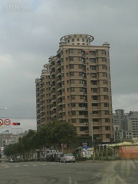 7南勢街和文化北路口的「城市之洲」,遠望很壯觀。