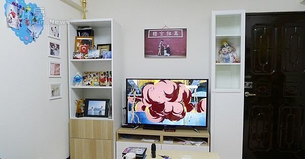 3.電視櫃放著許多紀念品,還有小倆口的相片剪貼。