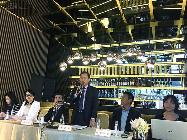 興富發董事長鄭志隆(中)。(好房網News記者蔡佩蓉攝影)