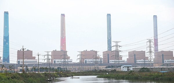 台中市府決立法管制生煤及禁用石油焦，市長林佳龍說，台中市有全世界最大燃煤火力發電廠，汙染市民承擔，市府訂定自治條例說明「地方政府也可以有所作為」。 記者黃士航／攝影