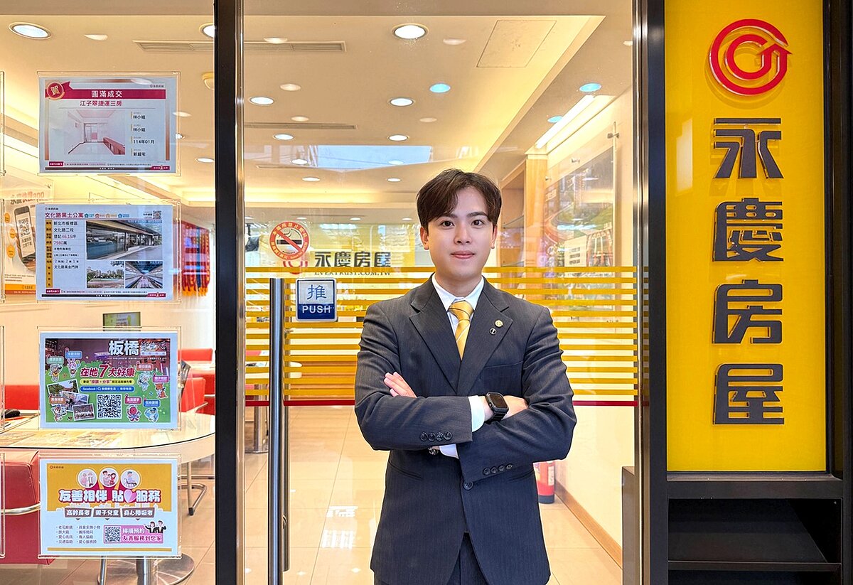 鄭偉祥從創業飲料店跨領域轉職到永慶房屋挑戰業務，收入成功翻倍成長。圖／永慶房屋