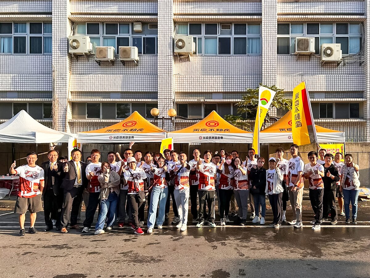 永慶加盟四品牌50位夥伴，凌晨三點就定位，全力準備物資，助古都馬的跑者們順利完賽。(圖由永慶房產集團提供)