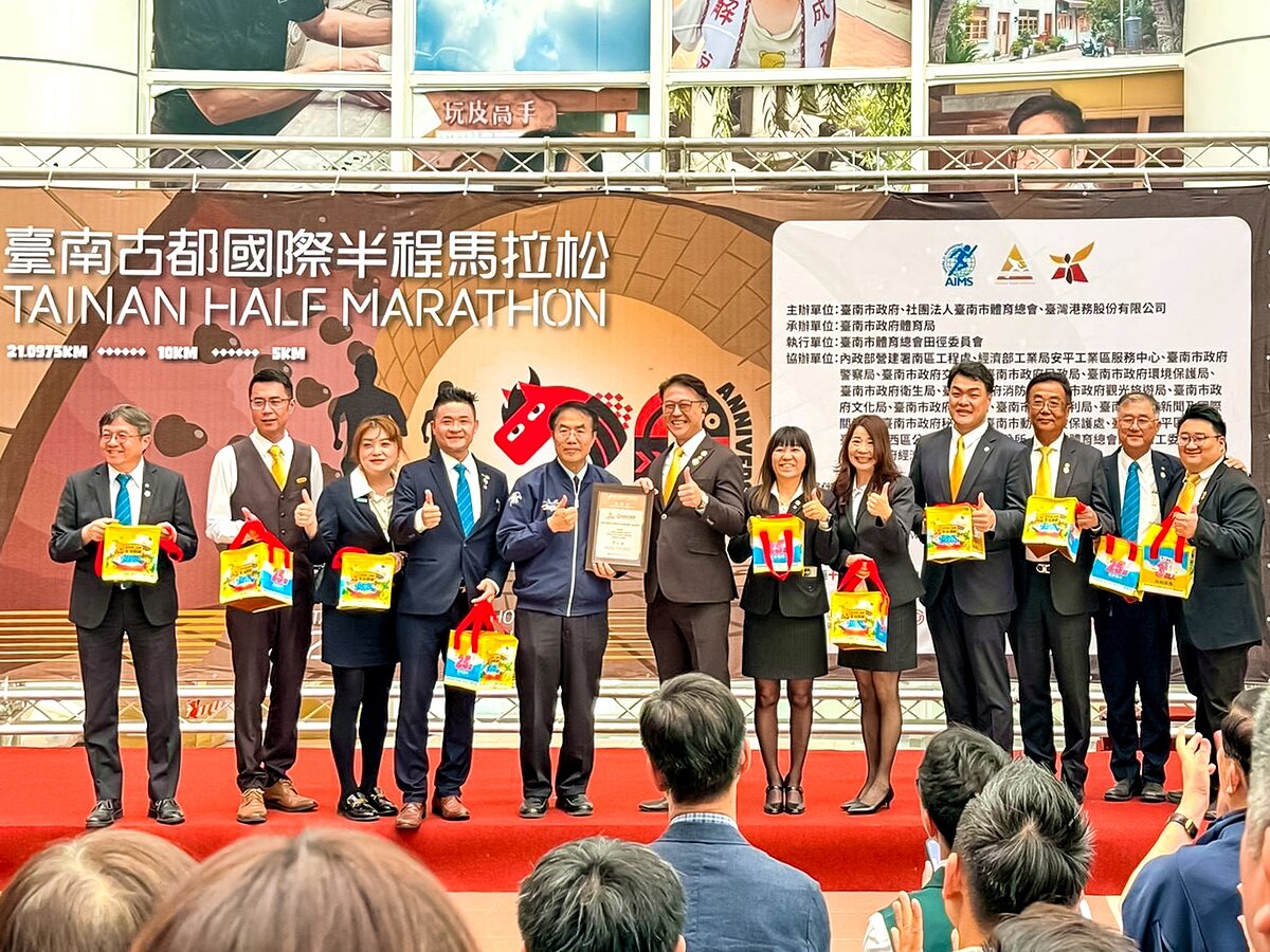 永慶加盟四品牌台南經管會連續3年贊助「2026臺南古都馬拉松」，獲臺南市長黃偉哲(圖左5)頒發感謝狀。(圖由永慶房產集團提供)