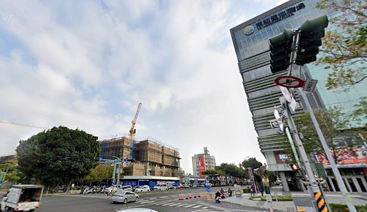 量縮格局中仍有少數區域逆勢突圍，台南市東區平實重劃區突破房市急凍，可見市中心地段的抗壓性很顯著。圖／google map