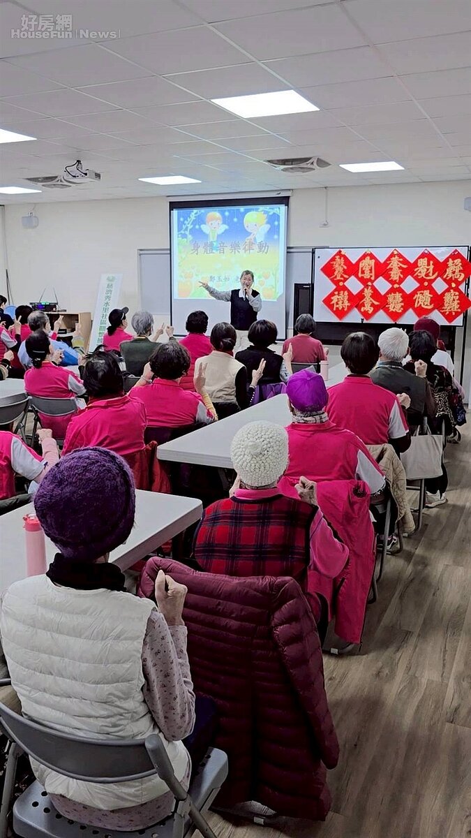 中和樂生活 X 有你有我

 ·
#樂主題活動 #秀水里 #預防失智 

秀水里預防失智運動活動熱鬧登場囉‍ 

秀水里用心關懷長者健康，特別邀請專業老師舉辦預防失智運動活動。

透過多變的肢體動作與團隊合作遊戲，讓長輩在歡笑中動腦動身體‍ 

現場笑聲不斷、氣氛熱鬧非凡

在滿滿歡樂與活力中活動圓滿落幕

讓長輩在運動中促進健康，留下美好的回憶

#秀水里 #里長陳炳男 #社區活動