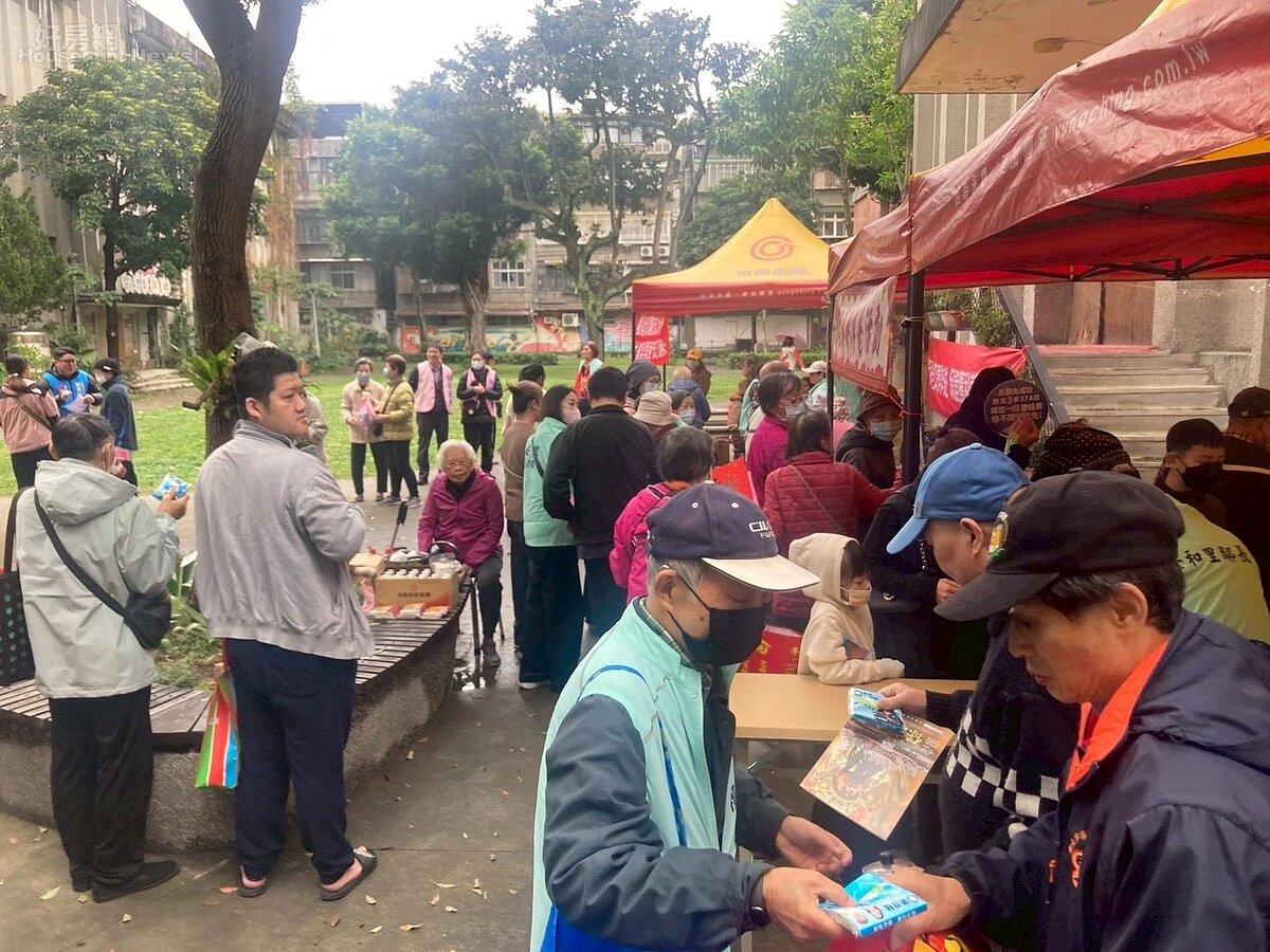 永和樂生活 X 有你有我
2月26日上午9:00
 ·
#節日慶典 #安和里   #新春揮毫
安和里 #王盈芳里長 貼心邀請書法名師🧑‍🏫
為里民親手撰寫寫春聯✍🏻
每筆墨痕蘊含新春祝福㊗️
滿意溫馨與美好😊
這幅春聯不僅是書法藝術的絢麗展現更是對里民的用心祝福🙏🏻
期許新一年里里興旺家家平安🔆
讓這份春聯成為家家戶戶
迎接春天的美好象徵👍🏻
共同邁向充滿希望的新一年🥰
🌟主辦單位：安和里辦公室
❗️地址：新北市永和區水源街43巷12號
☎️電話：02-8921-3839
#永和里 #書法 #鄰里活動