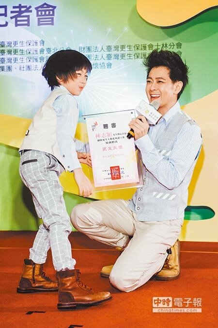 林志穎(右)與兒子小小志(左),超萌代言更生大使,父子一同接下更生大使聘書。(郭吉銓攝)