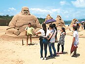 福隆沙雕「微整形」　上膠防梅雨