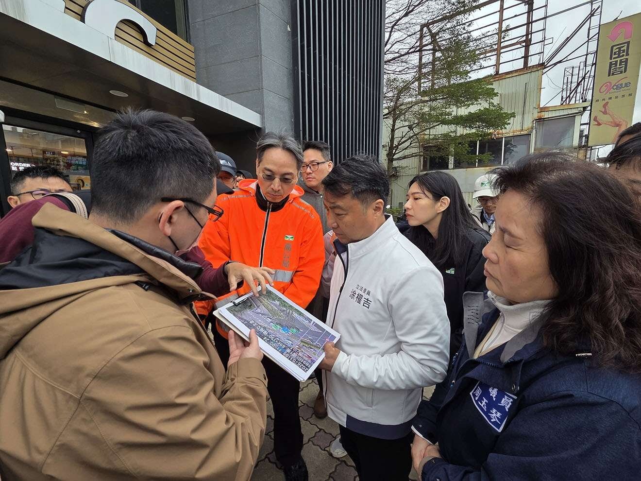 立委涂權吉（中右白夾克）與議員等人現場會勘改善國1楊梅交流道北出匝道塞車問題。圖：曾增勳攝