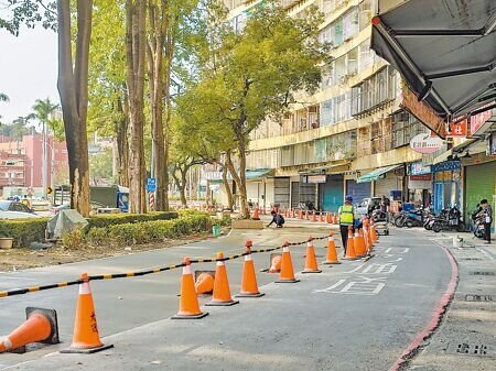 
高雄市果貿社區人行道老舊破損，已成當地住戶、長輩通行隱憂，高雄市工務局已進場改善。（任義宇攝）
