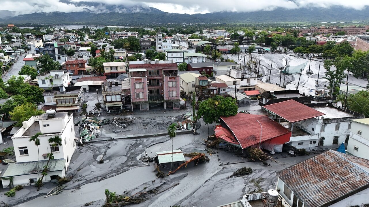 去年9月，花蓮馬太鞍溪上游堰塞湖溢流潰決，夾帶泥沙的大水造成光復鄉市區被覆上一層黏稠的淤泥，災後滿目瘡痍。本報資料照片 