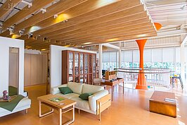 有情門台中傢俱門市。