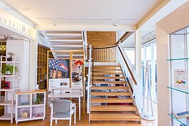 有情門台中傢俱門市。