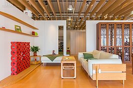 有情門台中傢俱門市。