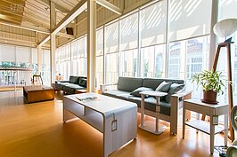 有情門台中傢俱門市。